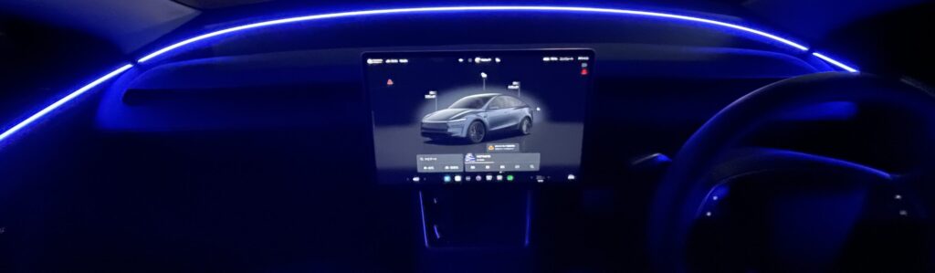 Tesla Model Y 夜間の内装・アンビエントライト