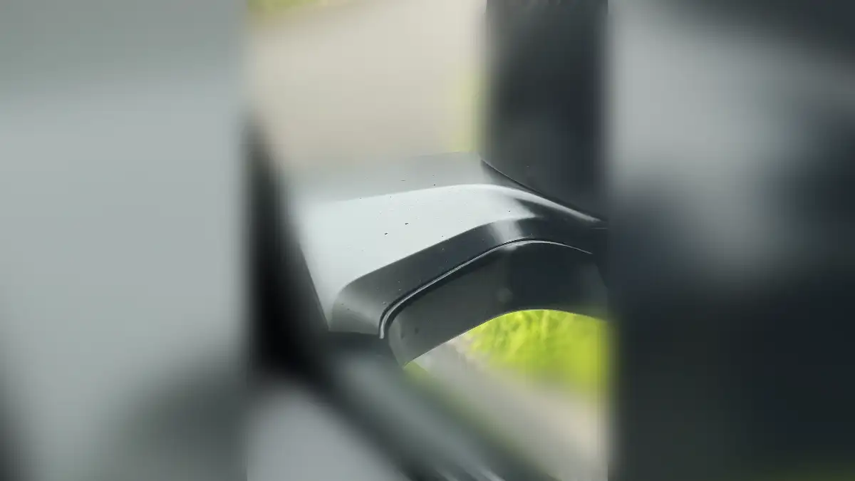 テスラModel Yの運転席から見たサイドミラーの付け根の造形