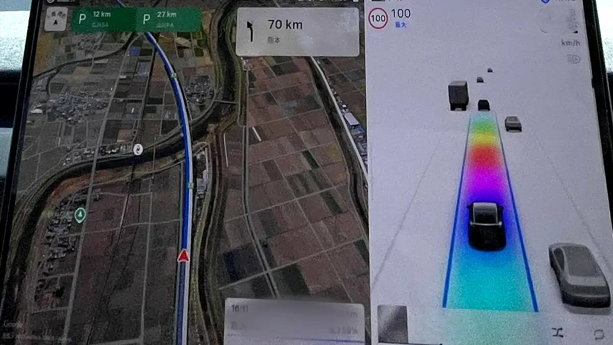 オートパイロット作動中のテスラModel Yの画面 走行ラインがレインボーロードで表示されている